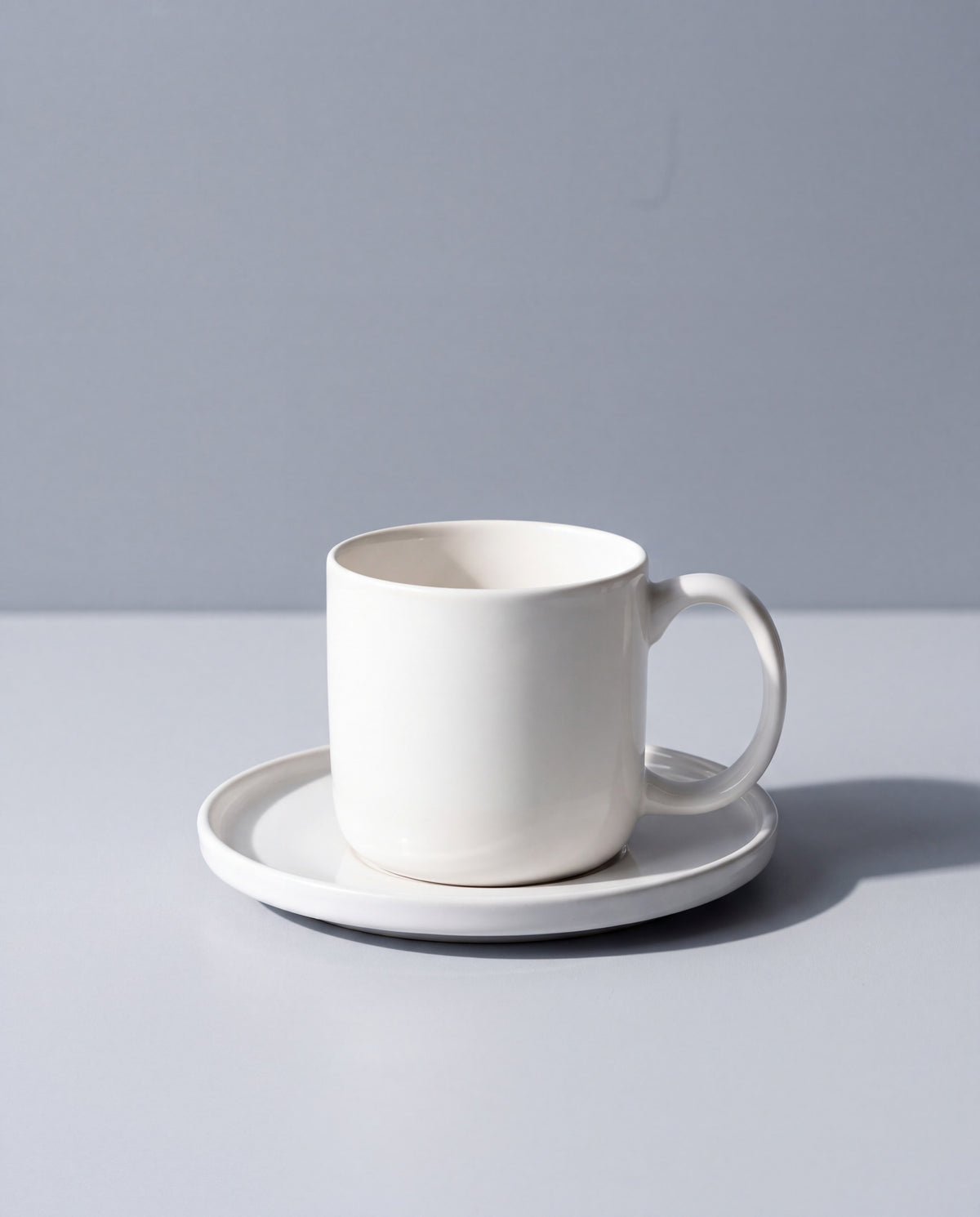 Vela Alba Tasse auf Untertasse im Studio