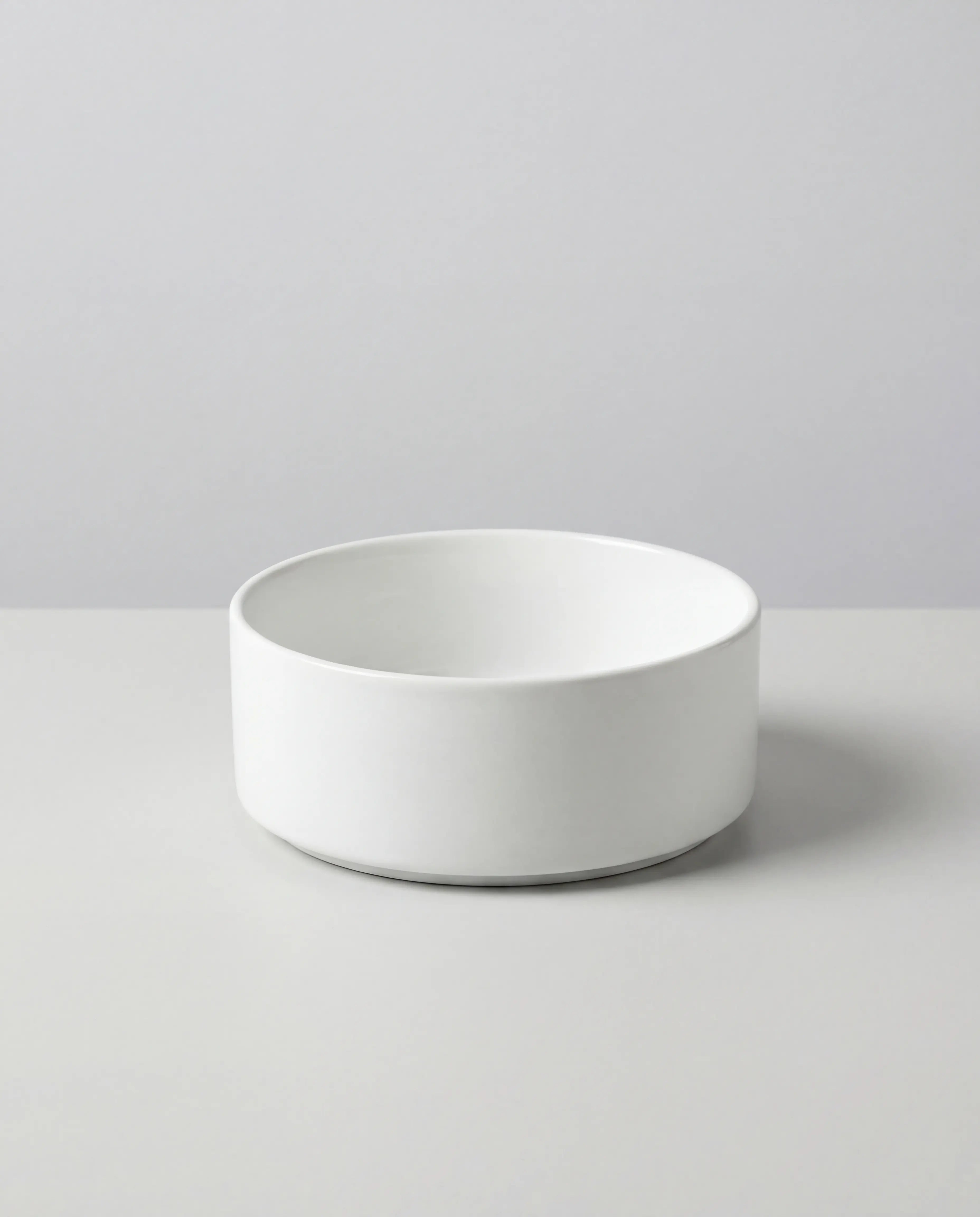 White ceramic bowl from the Vela Alba six piece set, close-up of its rim.
