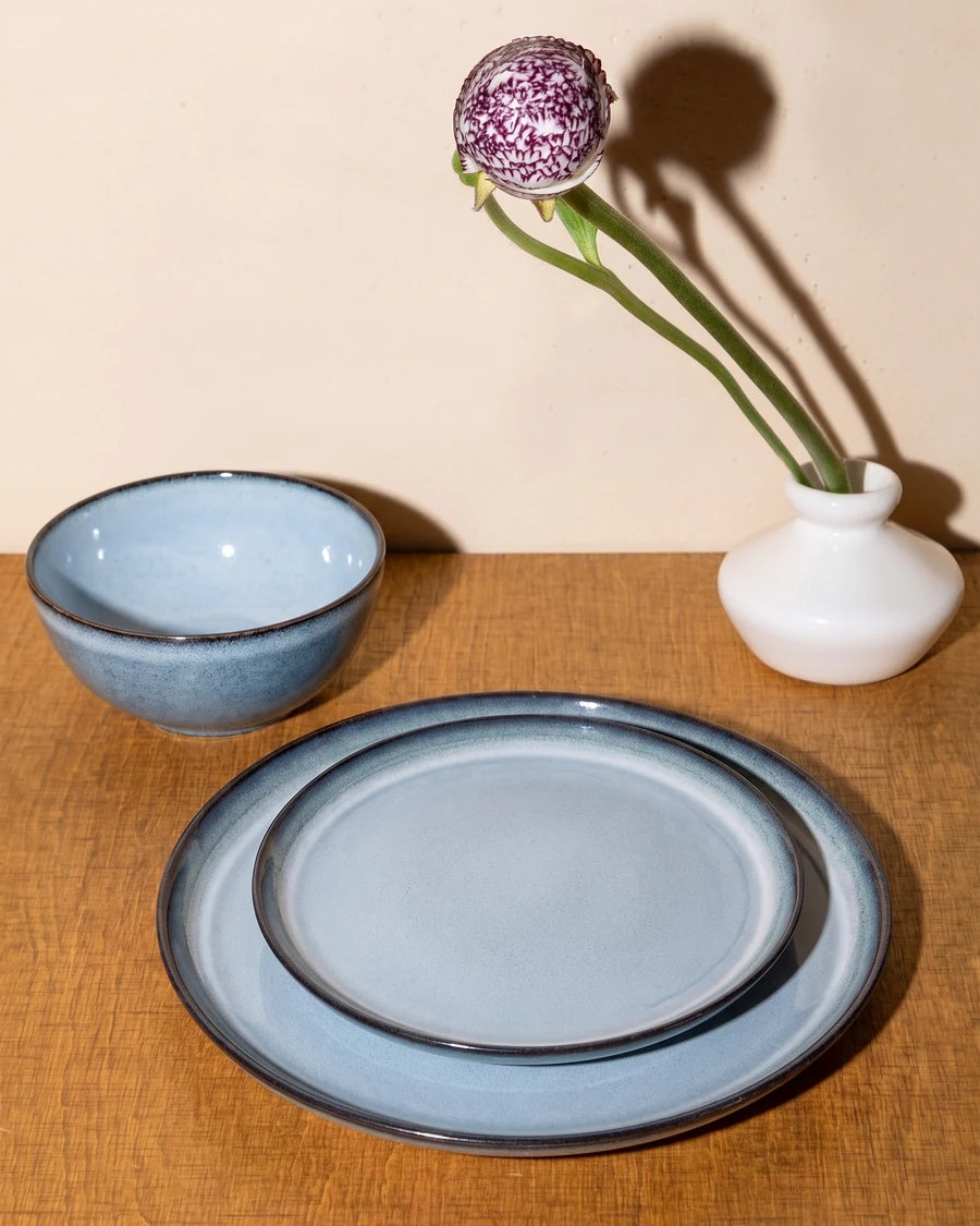 Nordic Fjord Bowl und Teller auf einem Holztisch
