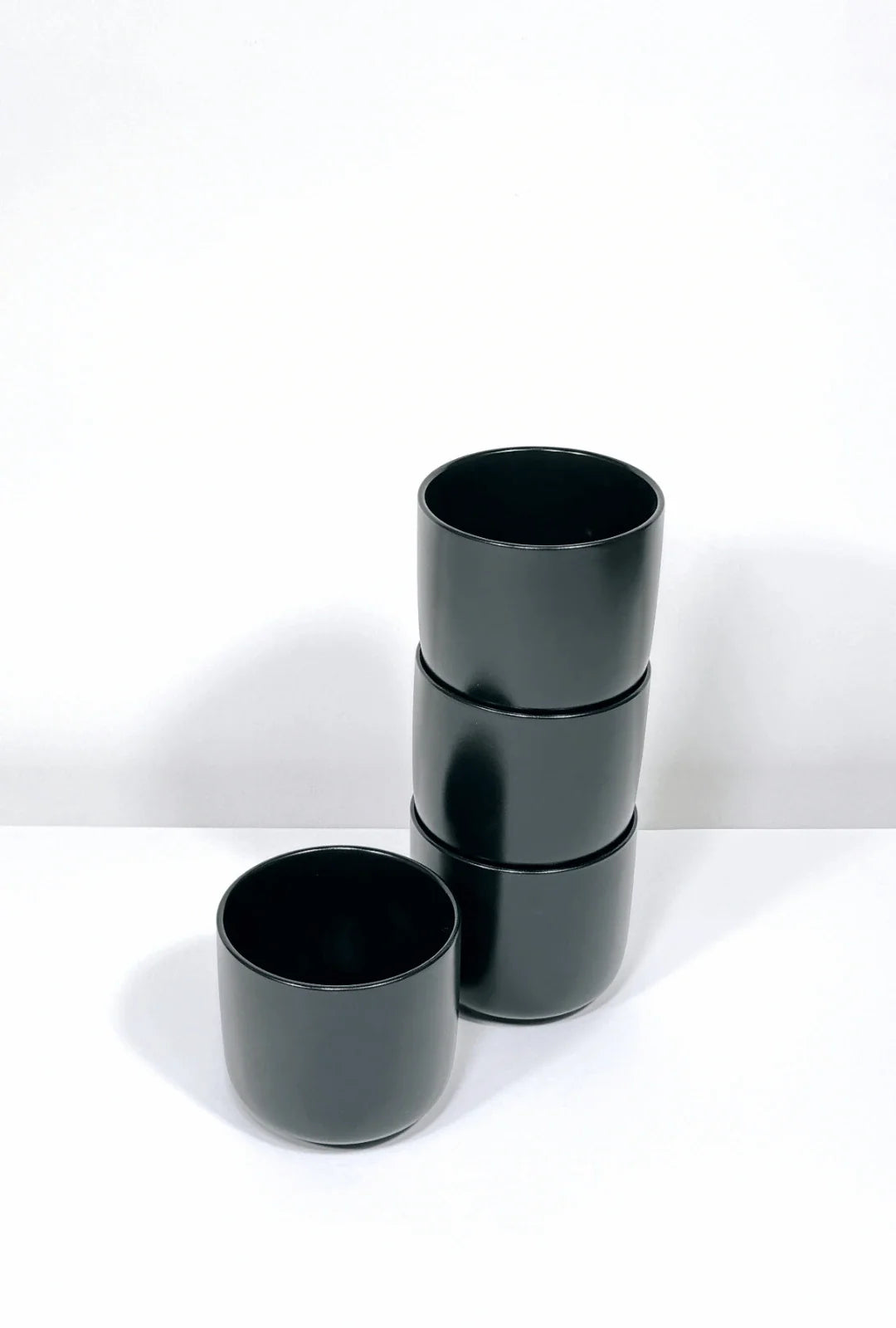 Handgemachte Becher und Geschirr als Einweihungsgeschenk von Paul & Romi