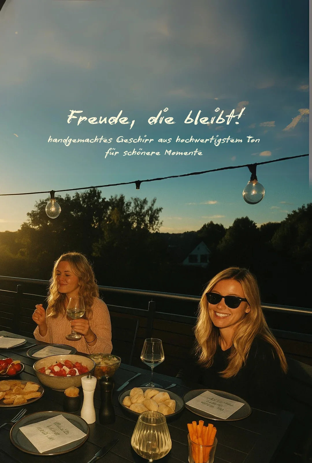 Zwei Frauen genießen Abendessen im Freien mit Scandic Sails Geschirr auf dem Tisch