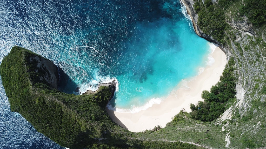 Paul & Romi Keramik und Besteck inspiriert von der Natur und von Freiheit. Keramik in farbenfrohen Designs wie beim Kelingking Beach auf Nusa Penida. Handgemachte schöne Keramik mit viel Liebe zum Detail. Geschirr, Kaffeetassen und Espressobecher. 