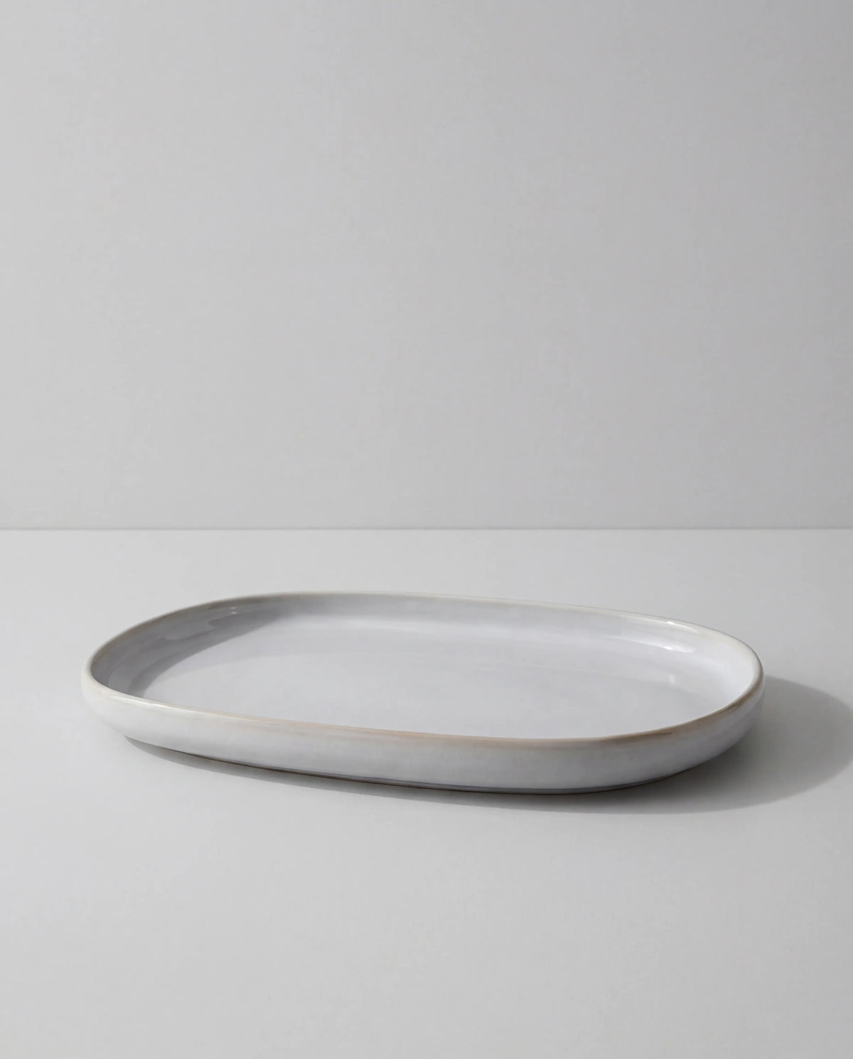 Lyra Servierplatte white round porcelain serving plate with a thin rim
