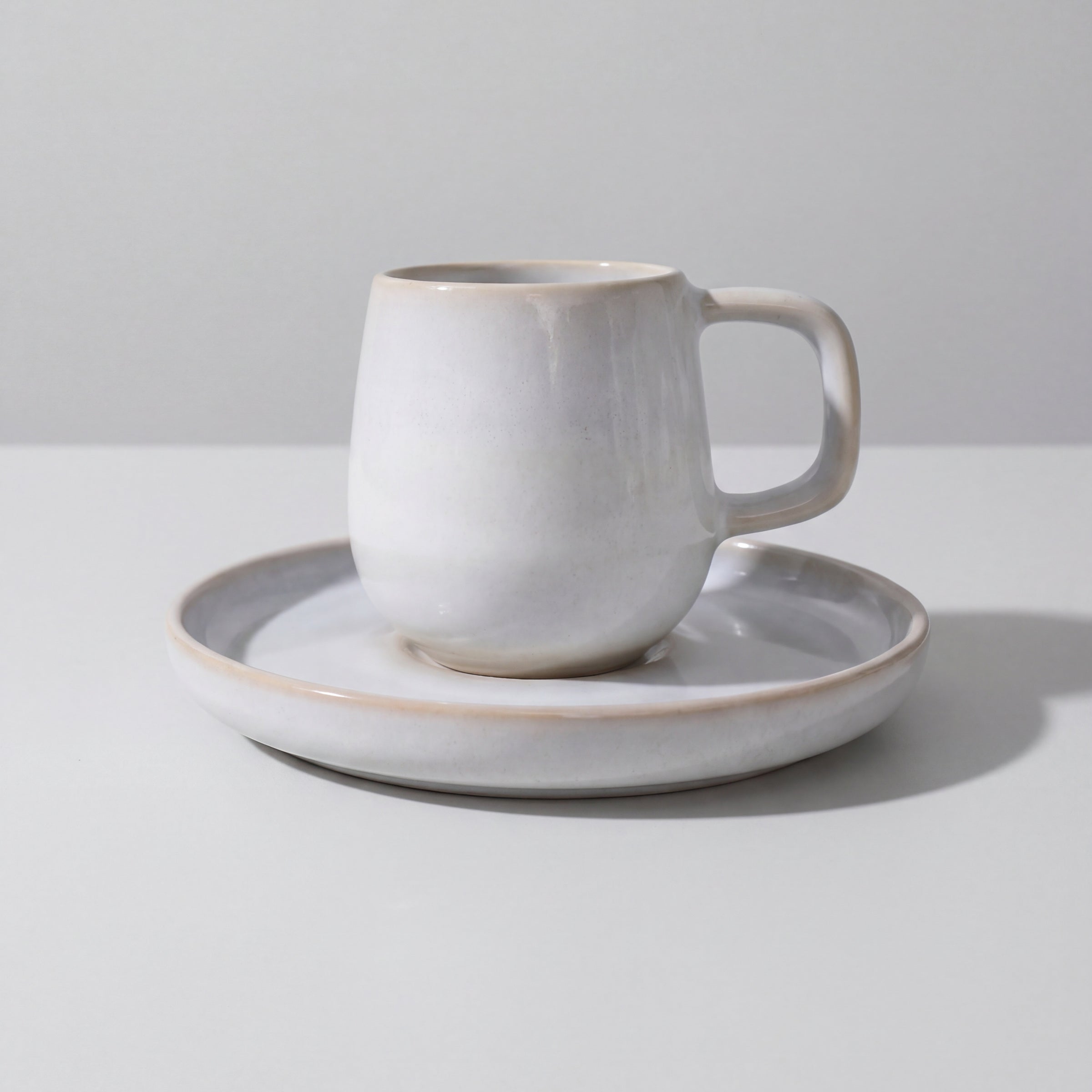 Lyra Espressotasse mit Untertasse – weiße Glasur, Studio-Packshot