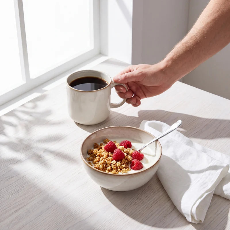 Frühstück mit Becher und Schale der Serie Scandic Sails