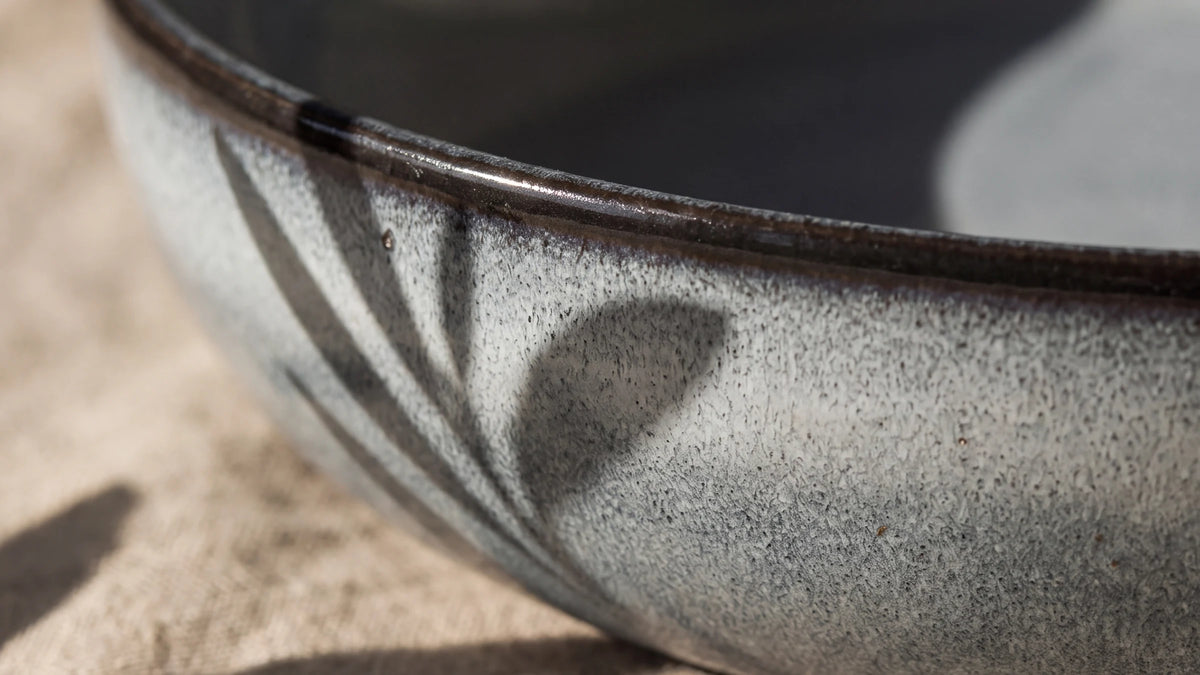 Nahaufnahme einer Nordic-Fjord-Bowl mit Glasur und Blattschatten