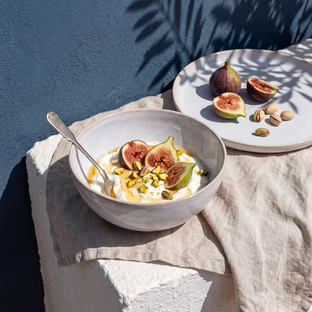 Lyra Bowl mit Joghurt und Feigen in der Sonne