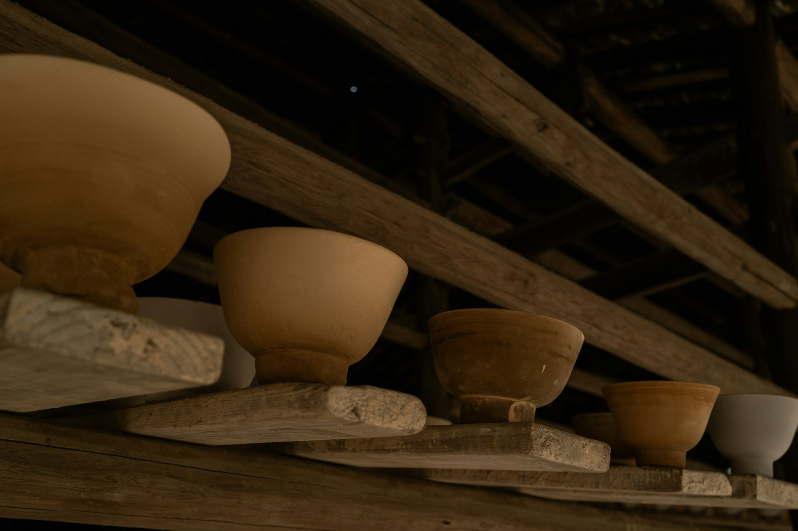 Handwerkliche Keramikproduktion 10 bowls shelves