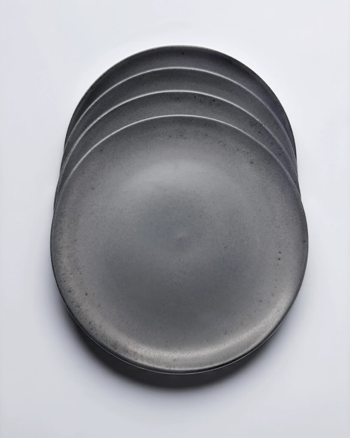Boa Noite 24 piece dishware set featuring layered gray gradient plates stacked together