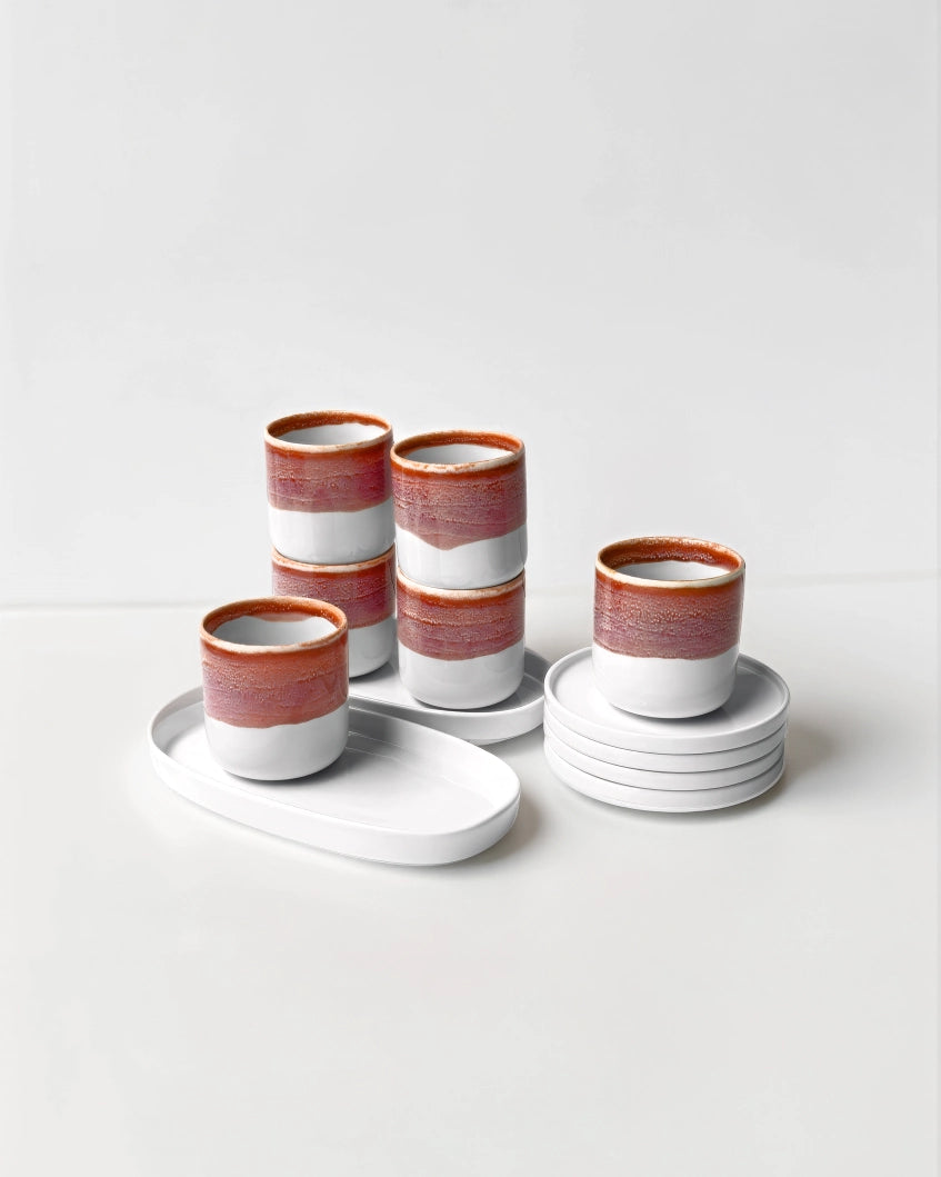 Elda Kaffeemomente 12 piece mug set in white and terracotta glaze with a matching white tray